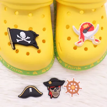 Това е една Продажба на PVC Окачване За Обувки Пиратски Капитан Череп Призрак Crocs Чехли Градински Аксесоари Обувки Украшение Обтегач За Детски Подарък